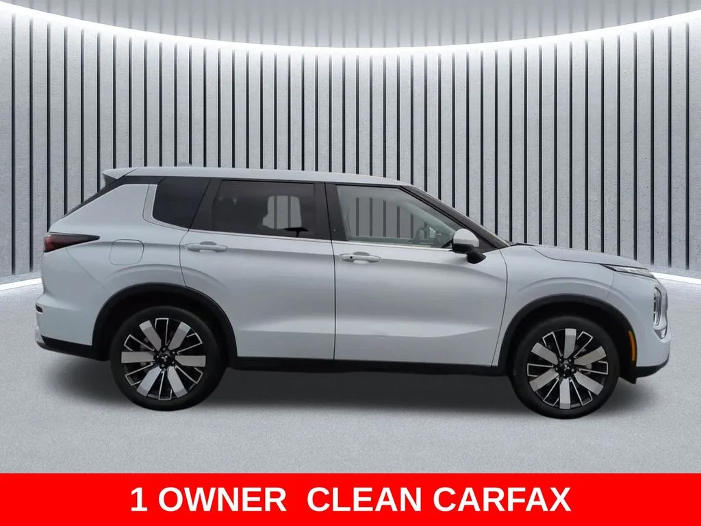 Used 2025 White Mitsubishi SE image 2
