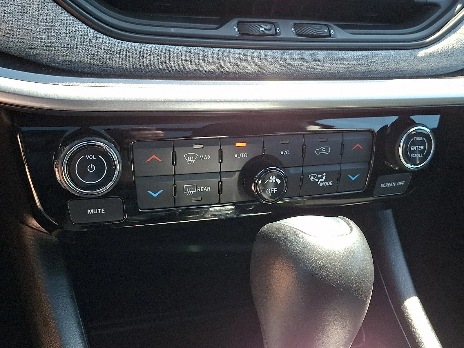 Certified Used 2022 Diamond Black Crystal Pearlcoat Jeep Latitude image 17