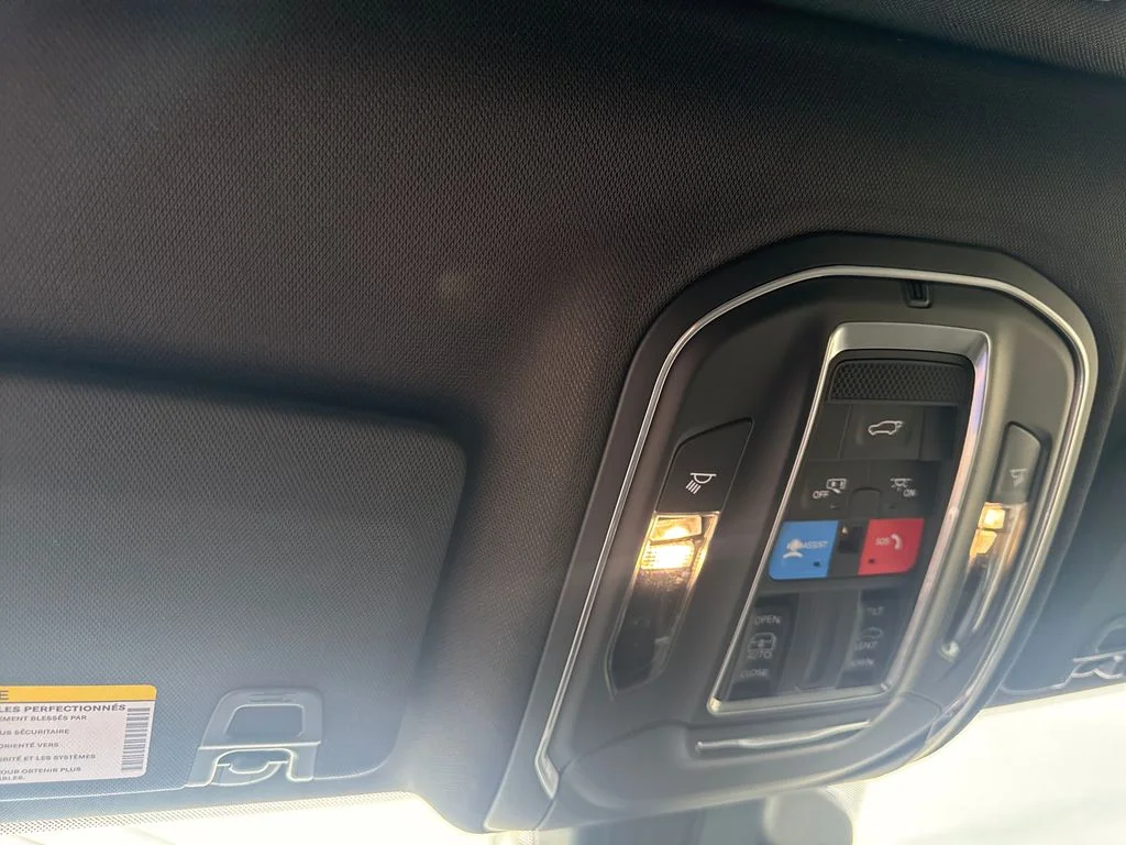 New 2026 Bright White Clear-Coat Exterior Paint Jeep Laredo X image 23