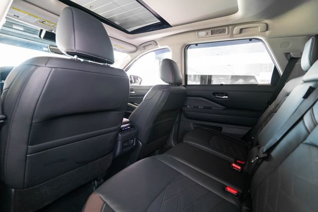 Used 2025 Silver Nissan Platinum image 13