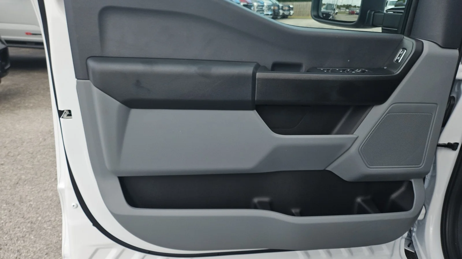 New 2027 Oxford White Ford XL 2WD image 10