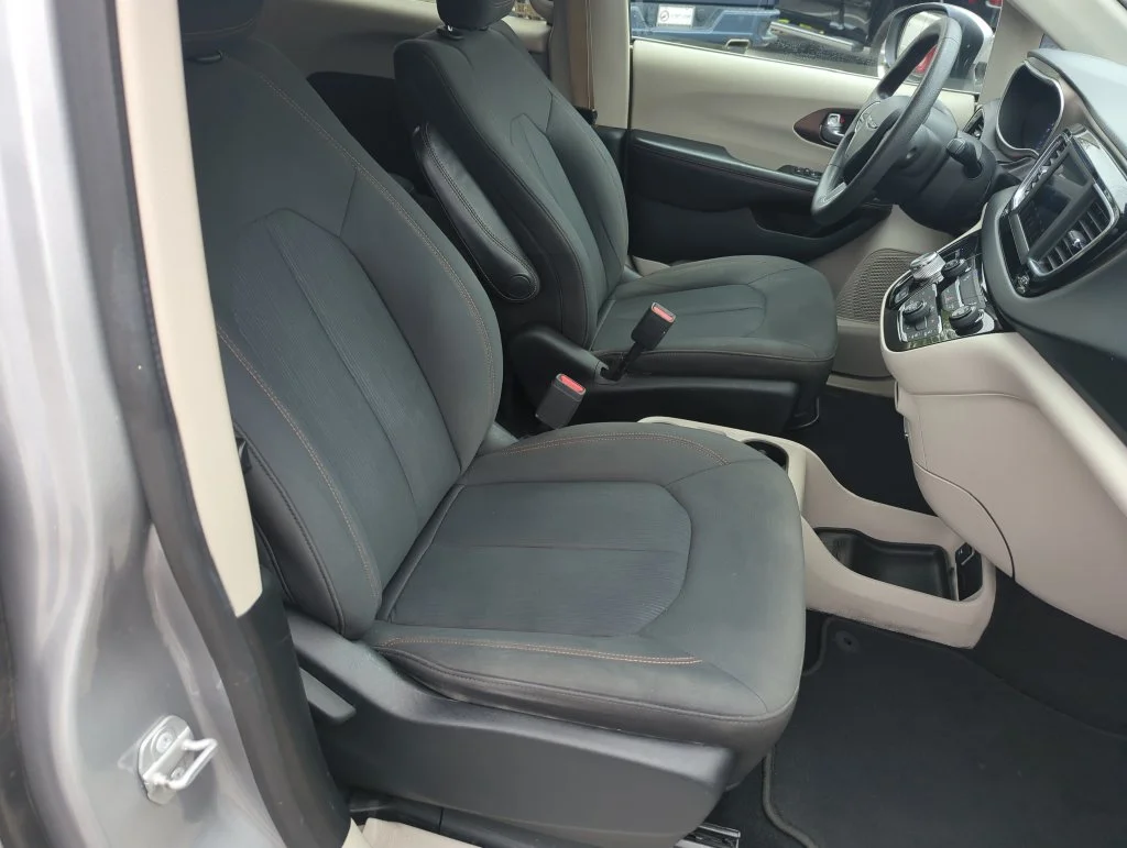 Used 2018 Silver Chrysler L image 33