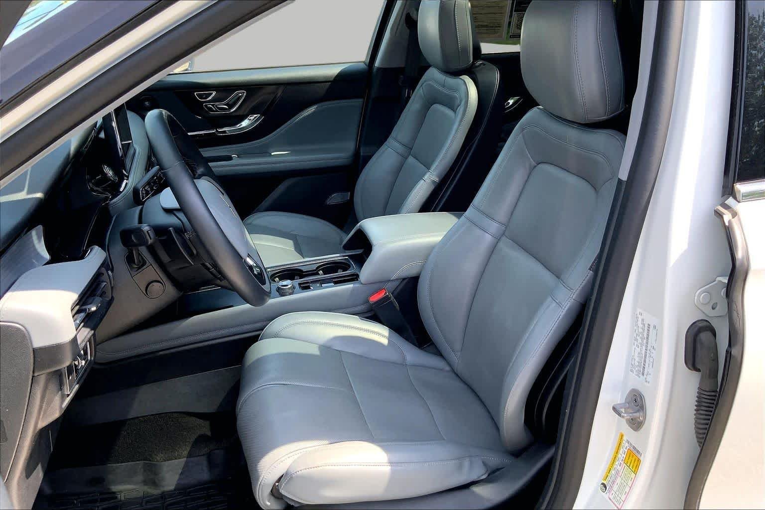 Used 2022 Pristine White Metallic Tri-Coat Lincoln Reserve image 9
