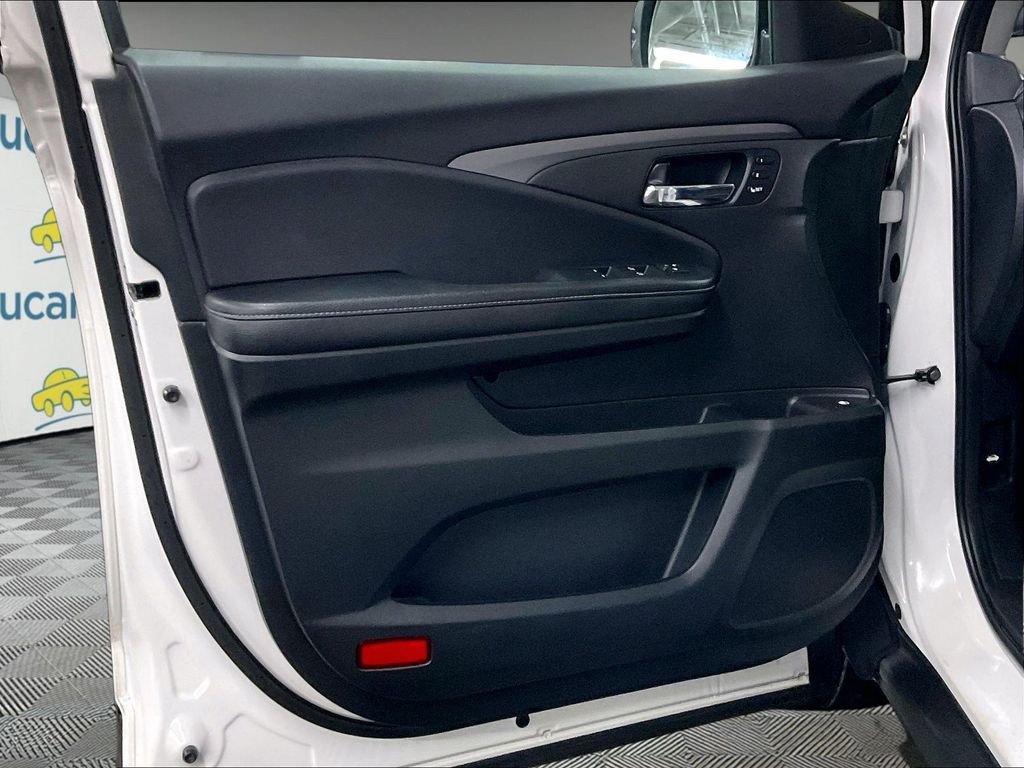 Used 2024 White Honda RTL image 9