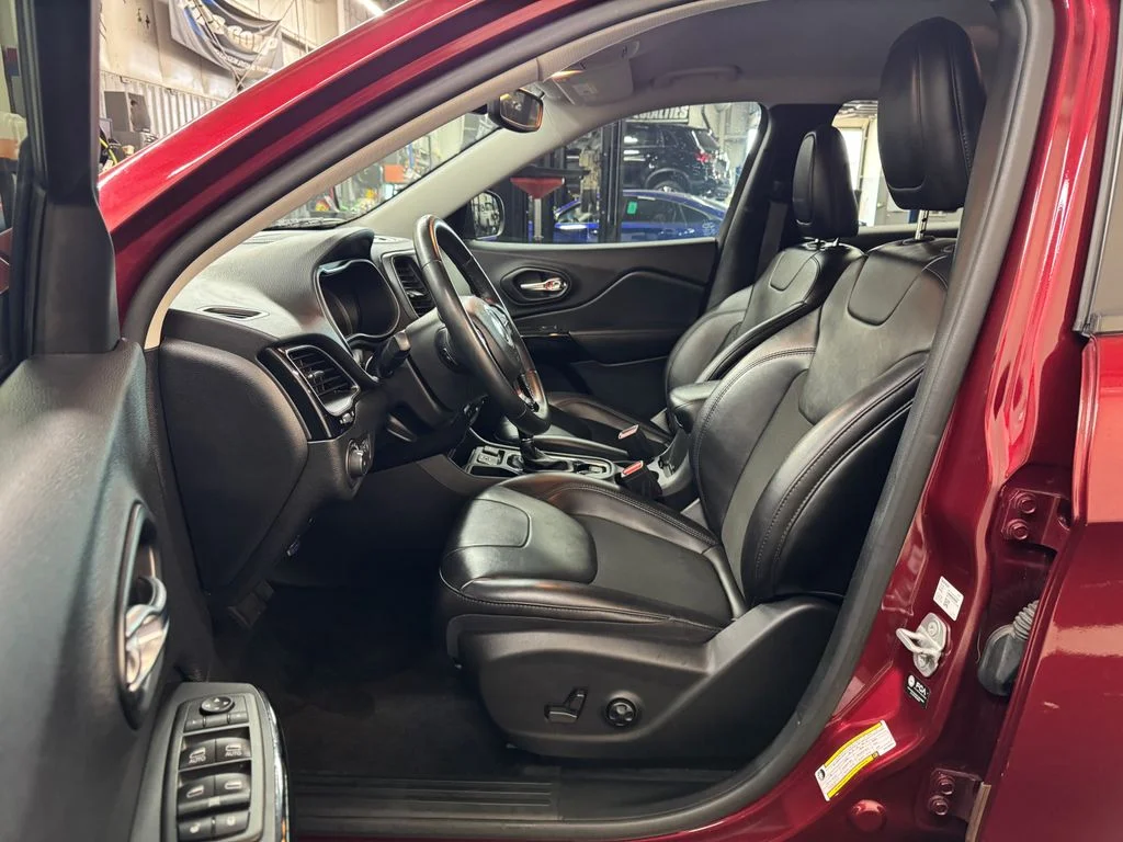Used 2021 Red Jeep Altitude image 18