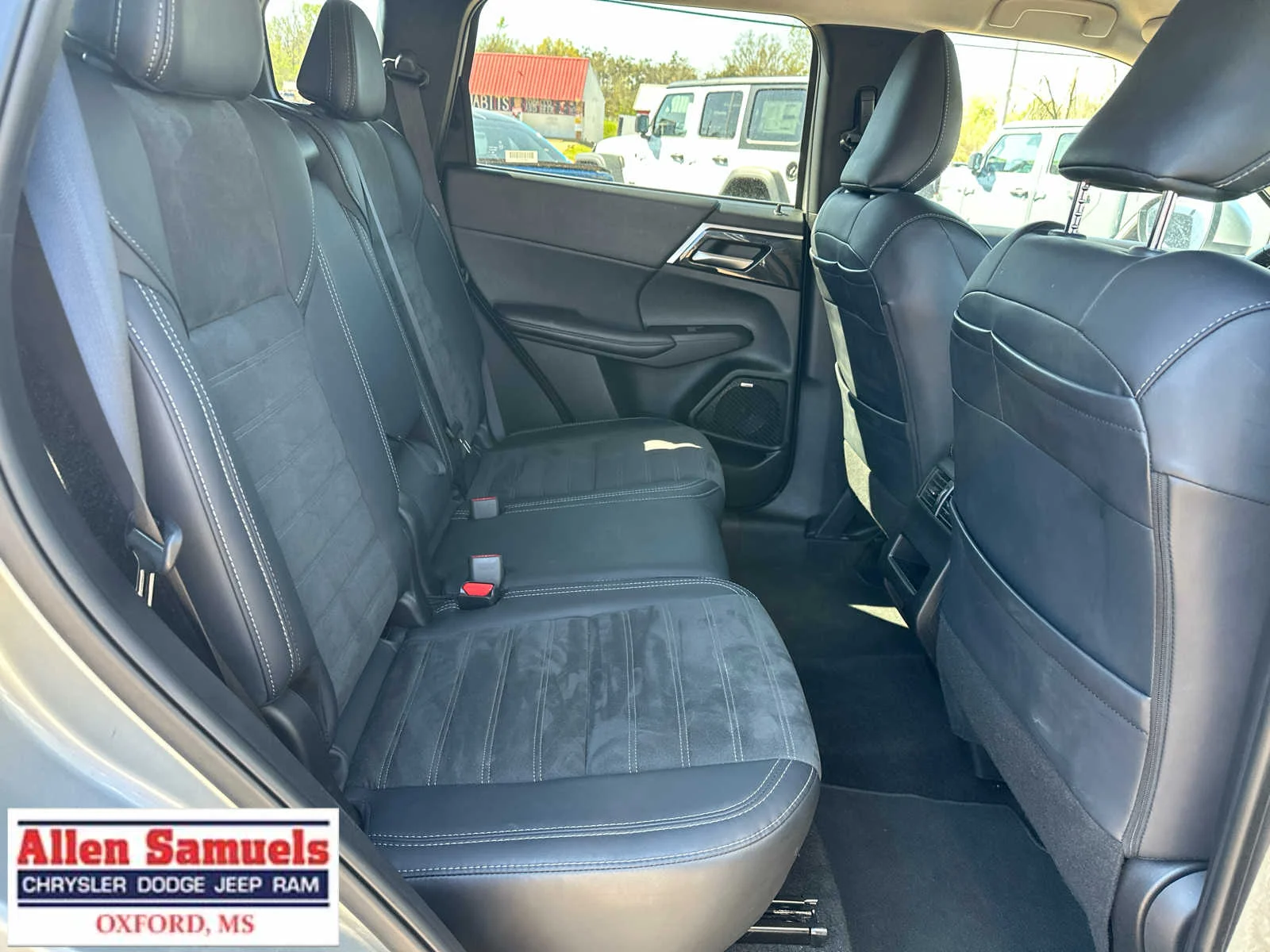 2025 Mitsubishi Outlander SE - Photo 34