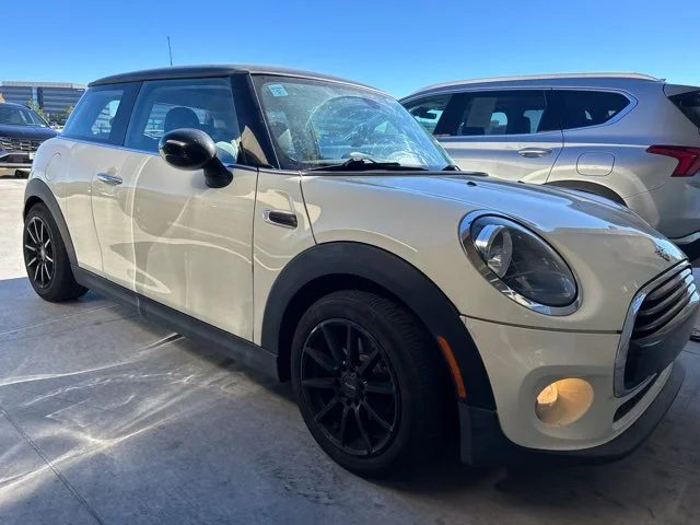 Used 2019 White MINI  image 2