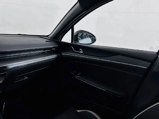Used 2025 Snow White Pearl Kia GT-Line image 17