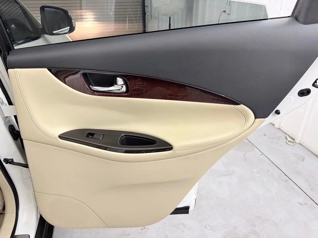 Used 2017 White INFINITI Base image 38
