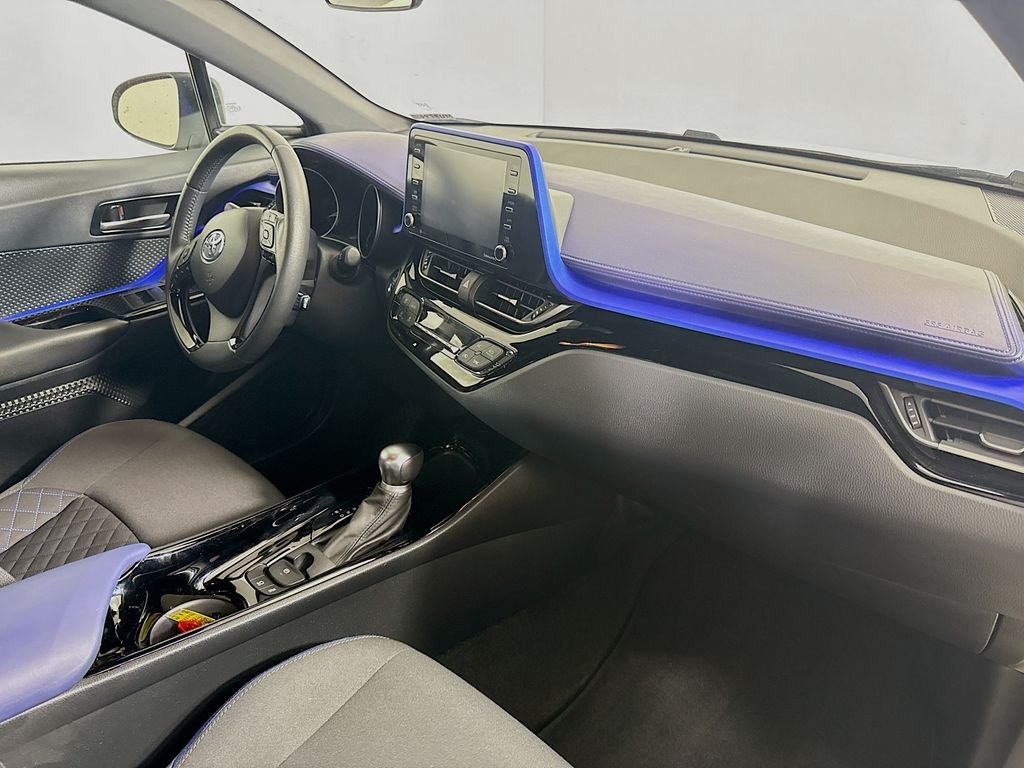 Used 2020 Blizzard Pearl w/Black Roof Toyota XLE image 26