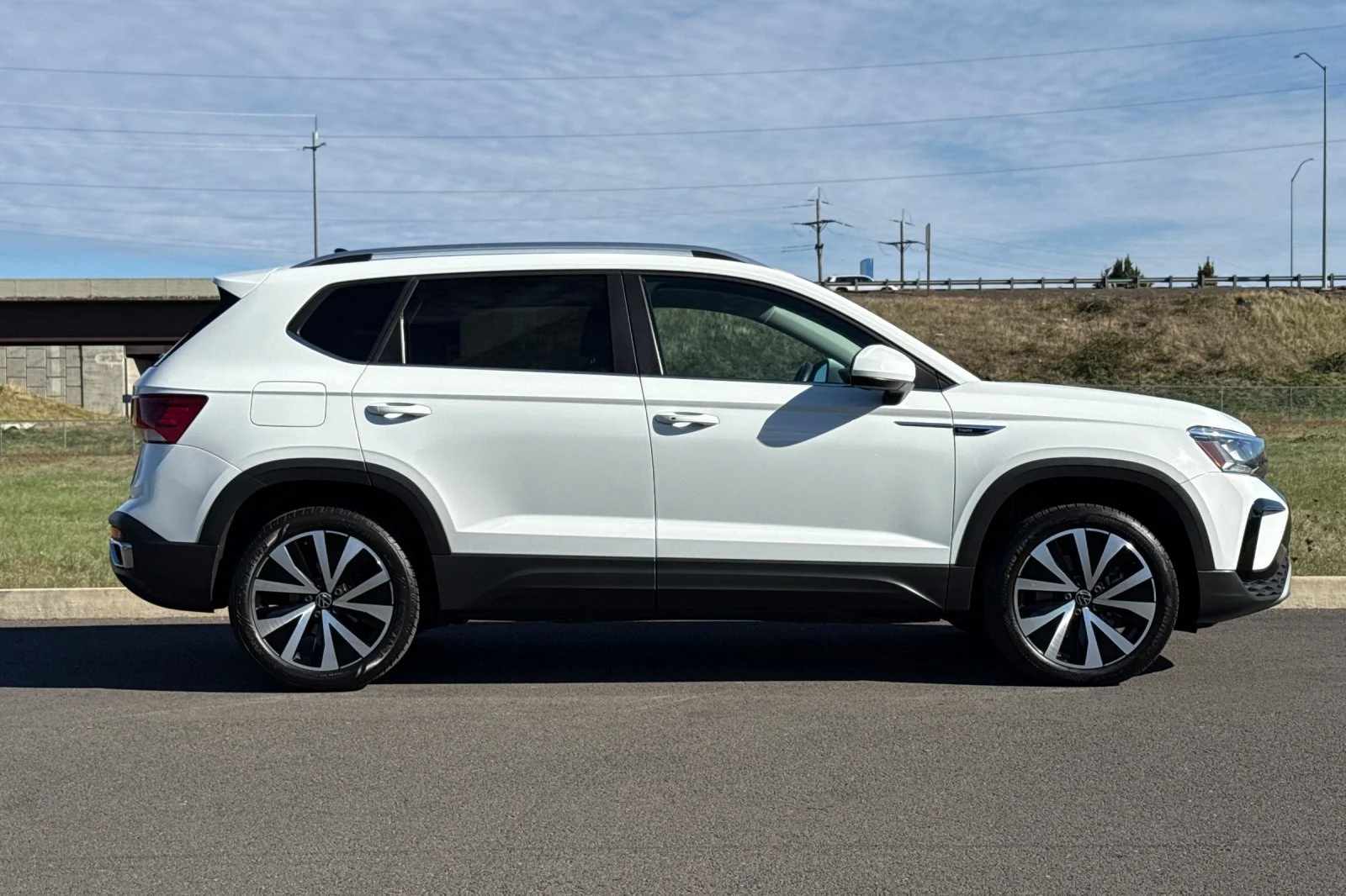 Used 2022 White Volkswagen 1.5T SE image 2