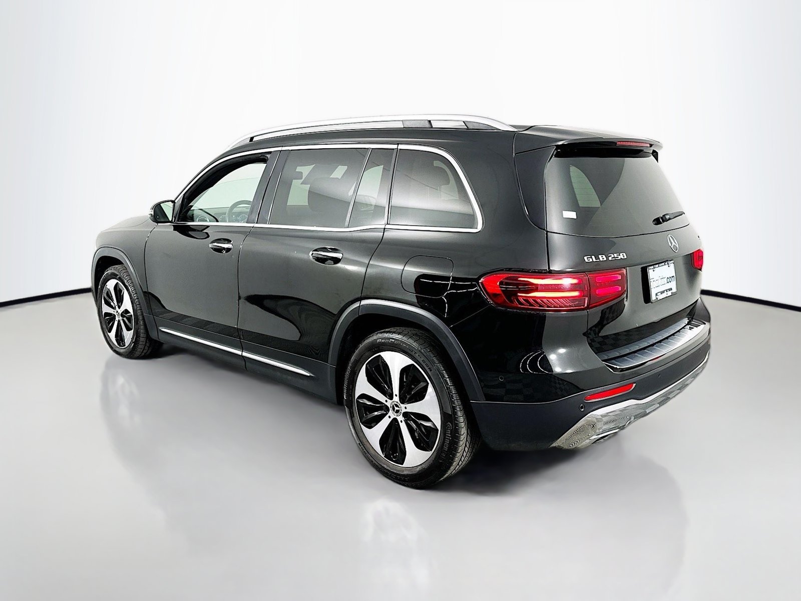 Used 2025 Black Mercedes-Benz GLB 250 image 4