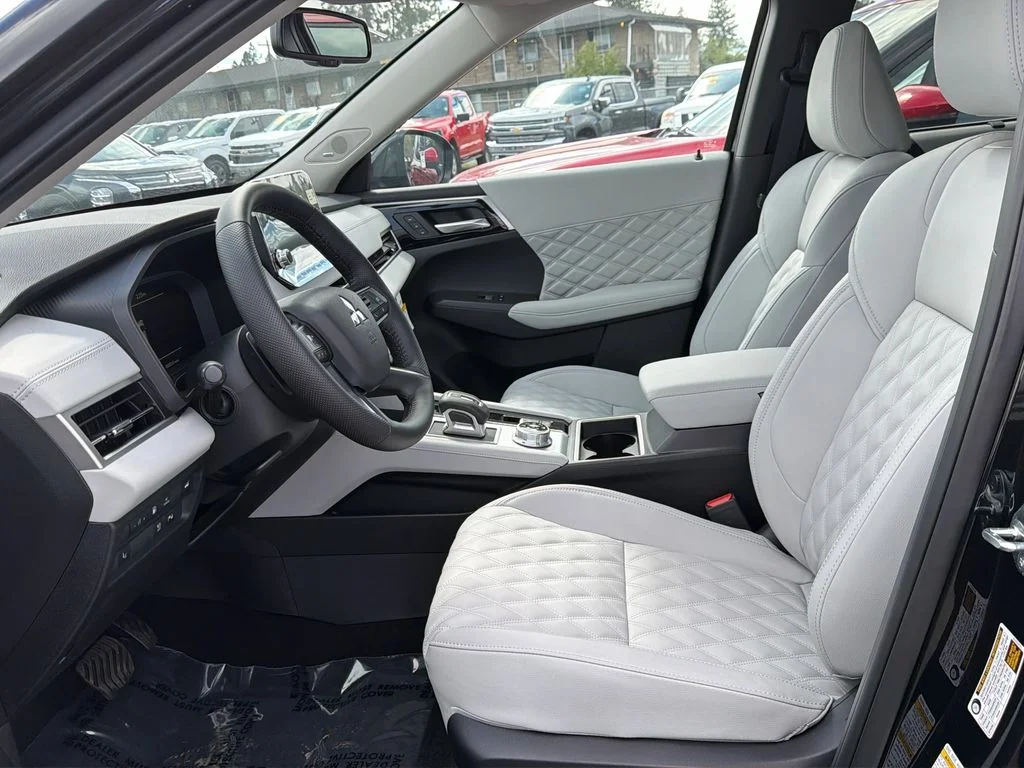 New 2025 Black Diamond Mitsubishi SEL image 10