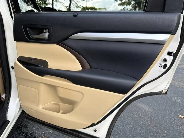 Used 2015 White Toyota XLE V6 image 16