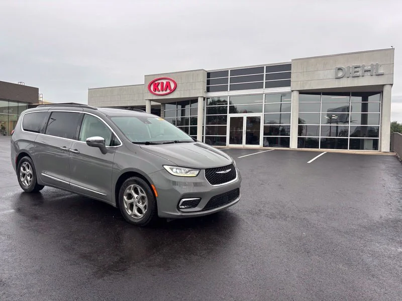 Used 2022 White Chrysler Limited image 4