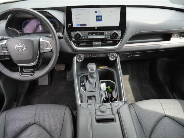 Certified Used 2024 WIND CHILL PEARL Toyota  image 11
