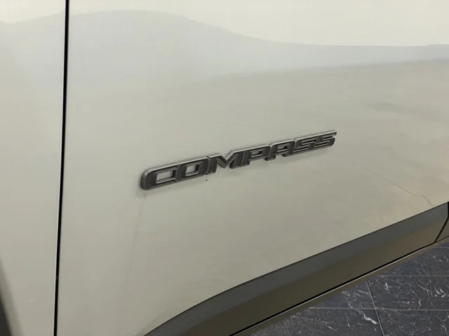 New 2026 Silver Zynith Metallic Clearcoat Jeep Latitude image 37