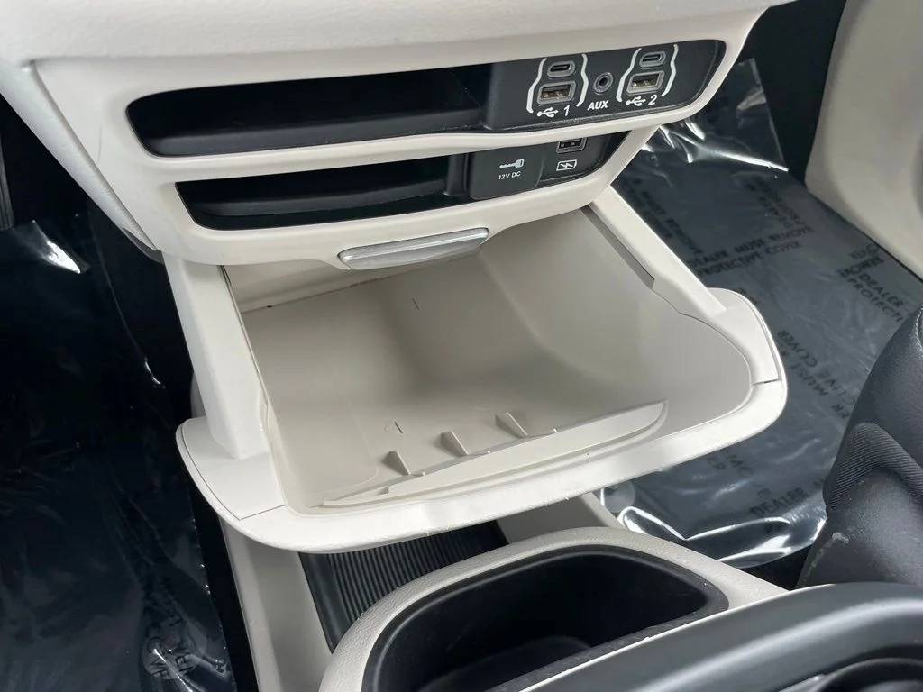 Used 2022 Bright White Clearcoat Chrysler Touring L image 15