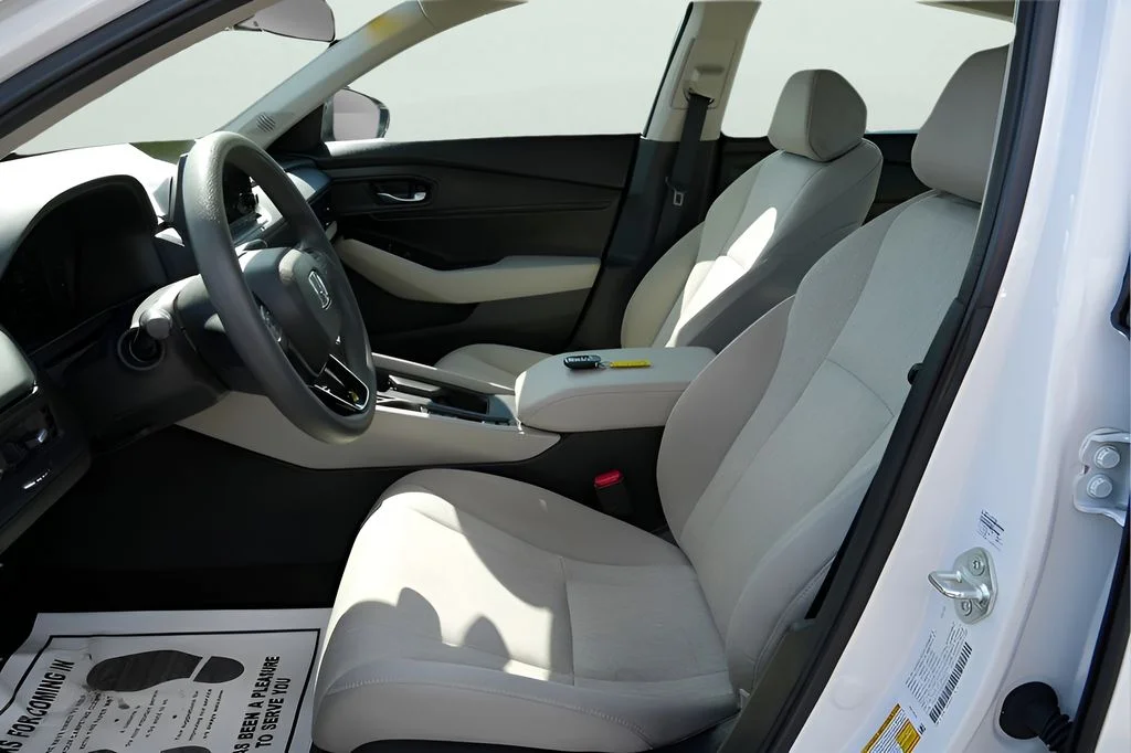 Used 2025 White Honda SE image 18