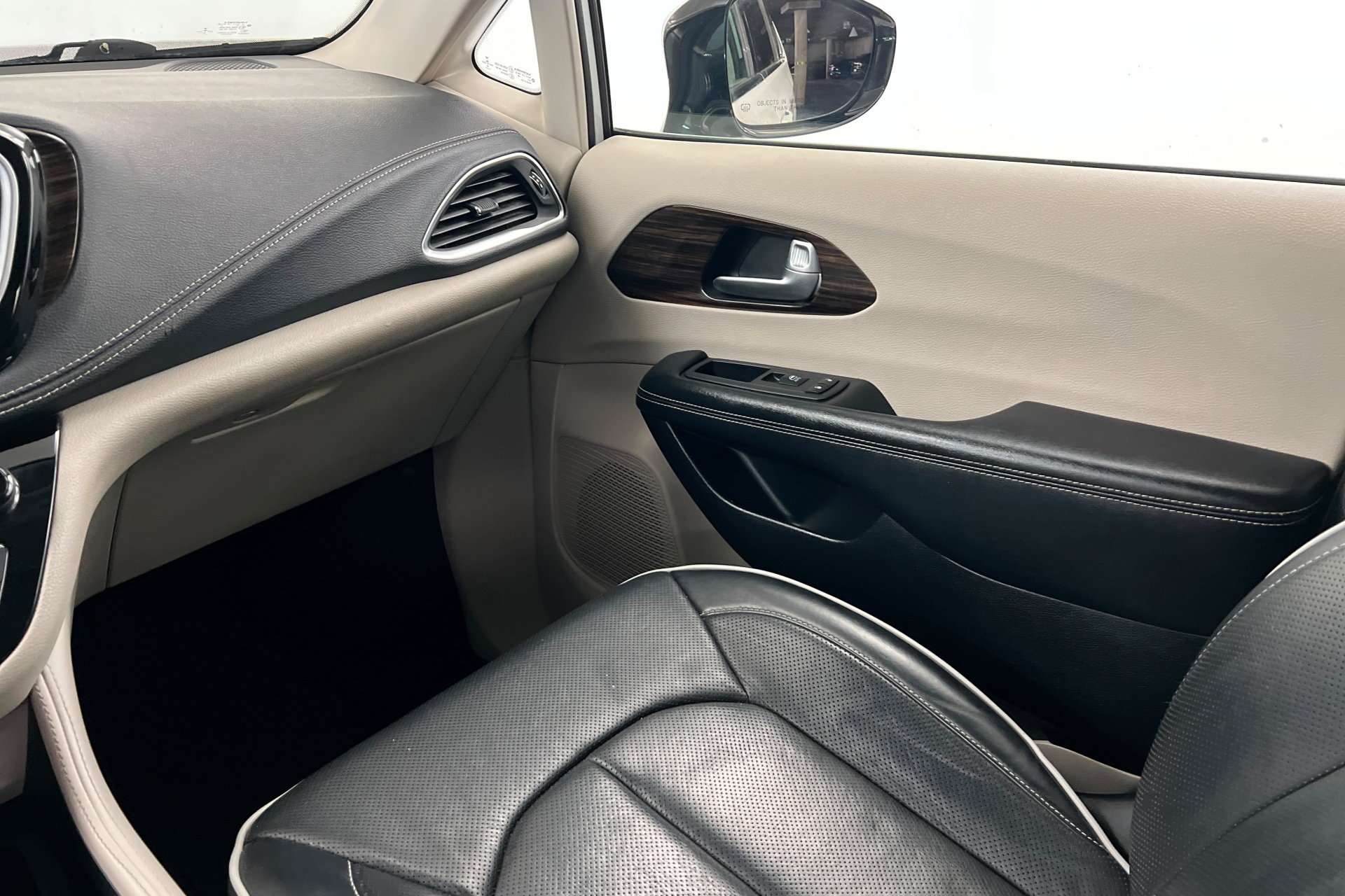2023 Chrysler Pacifica Limited - Photo 11