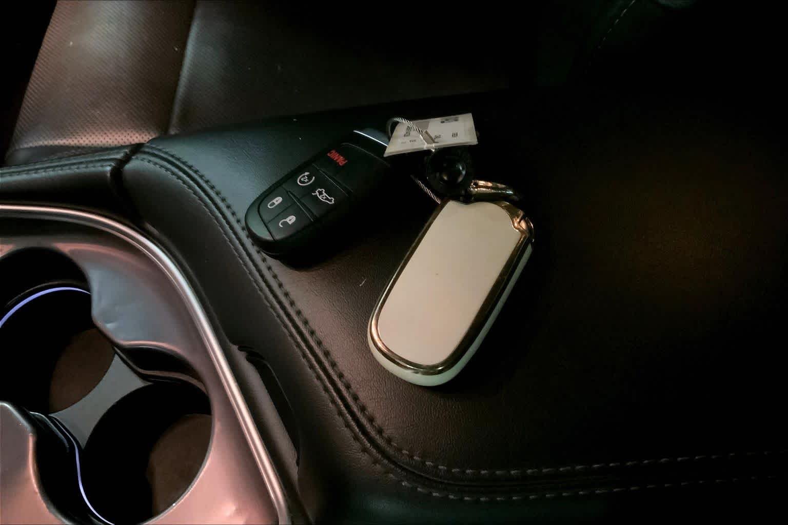 Used 2019 F8 Green Dodge SXT image 13