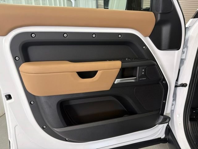 New 2026 Fuji White Land Rover S image 8