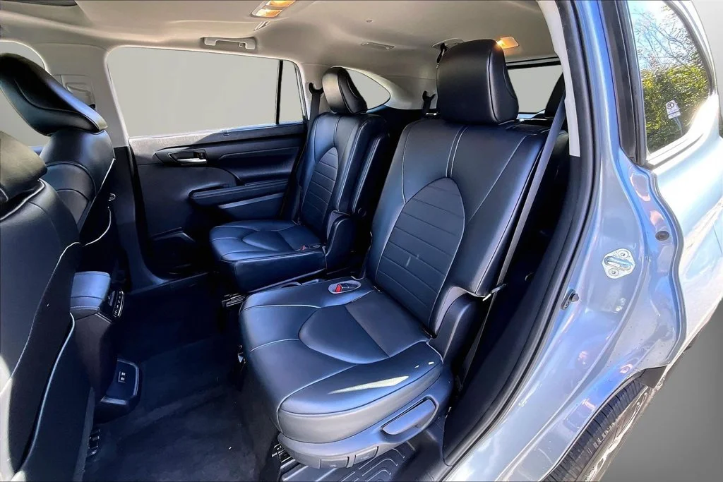 Used 2021 Silver Toyota XLE image 26