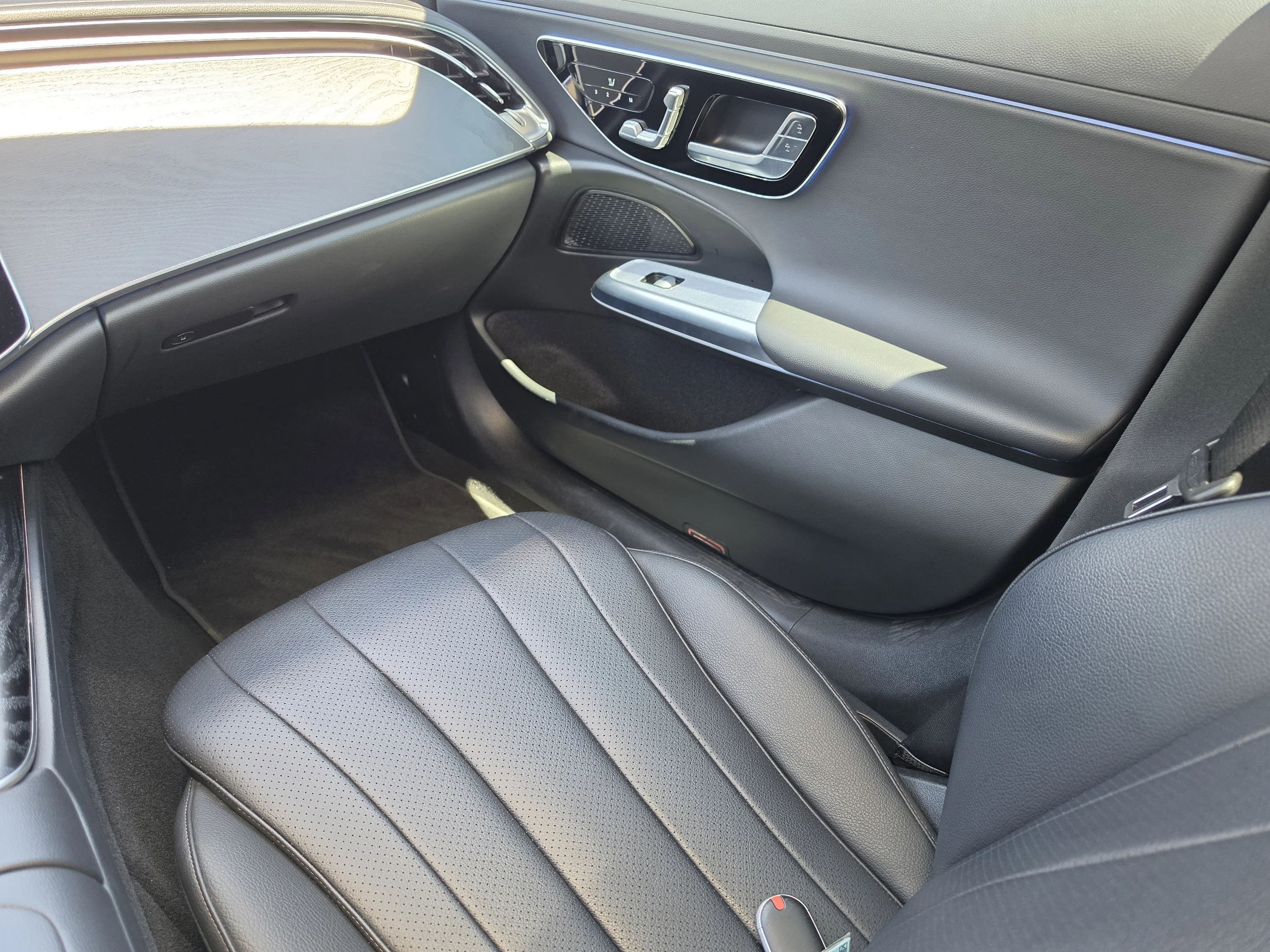 Used 2025 Obsidian Black Metallic Mercedes-Benz E 350 image 18