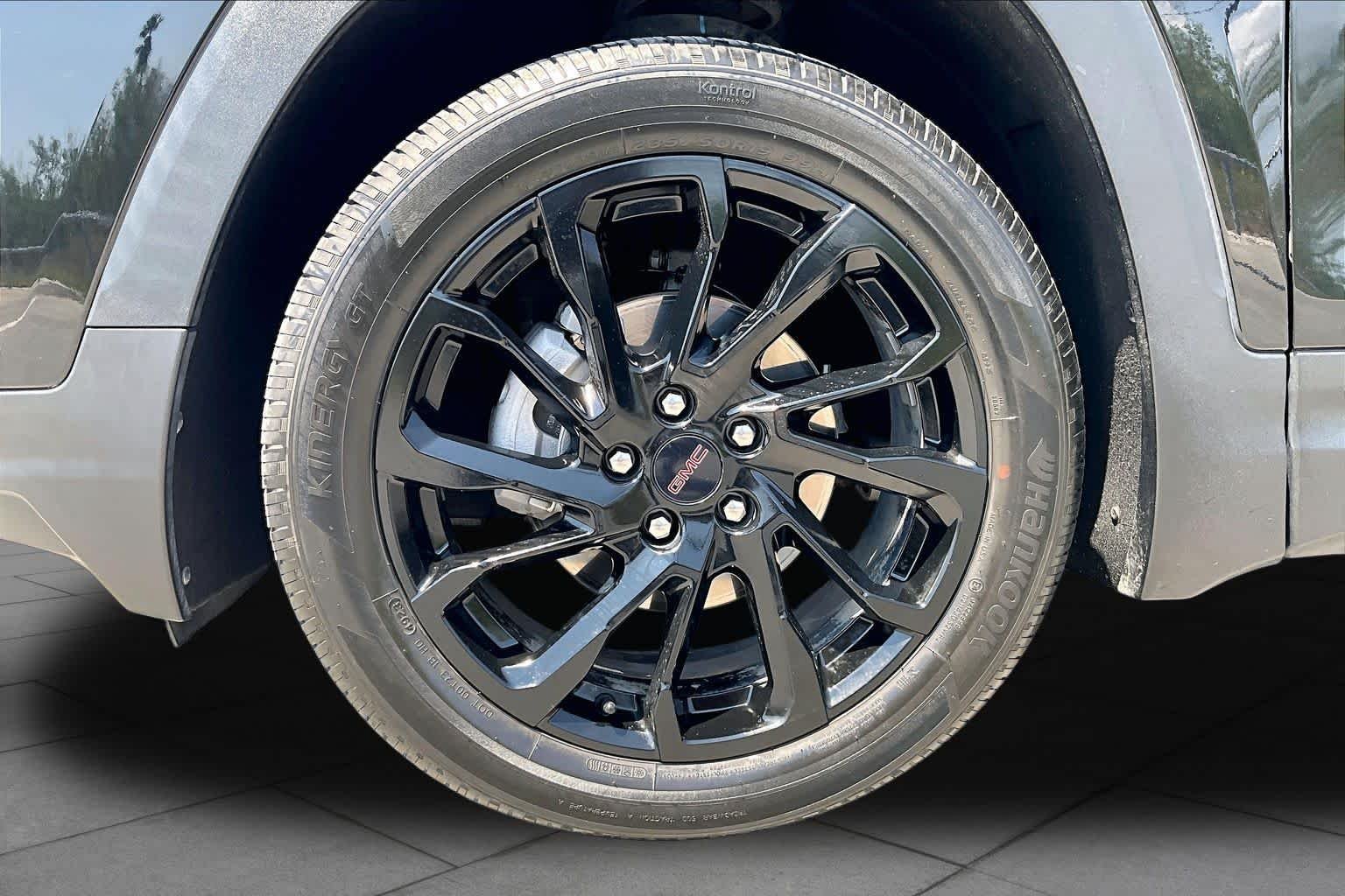Used 2024 Ebony Twilight Metallic GMC SLE image 11