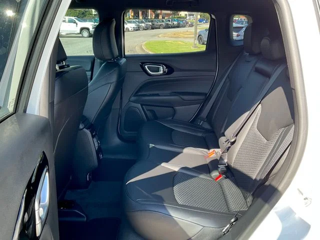 New 2026 Bright White Clearcoat Jeep Latitude image 23