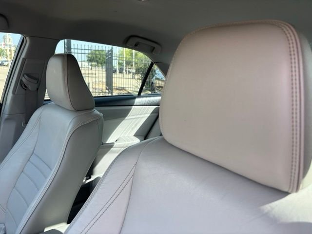 Used 2017 Silver Toyota XLE image 9