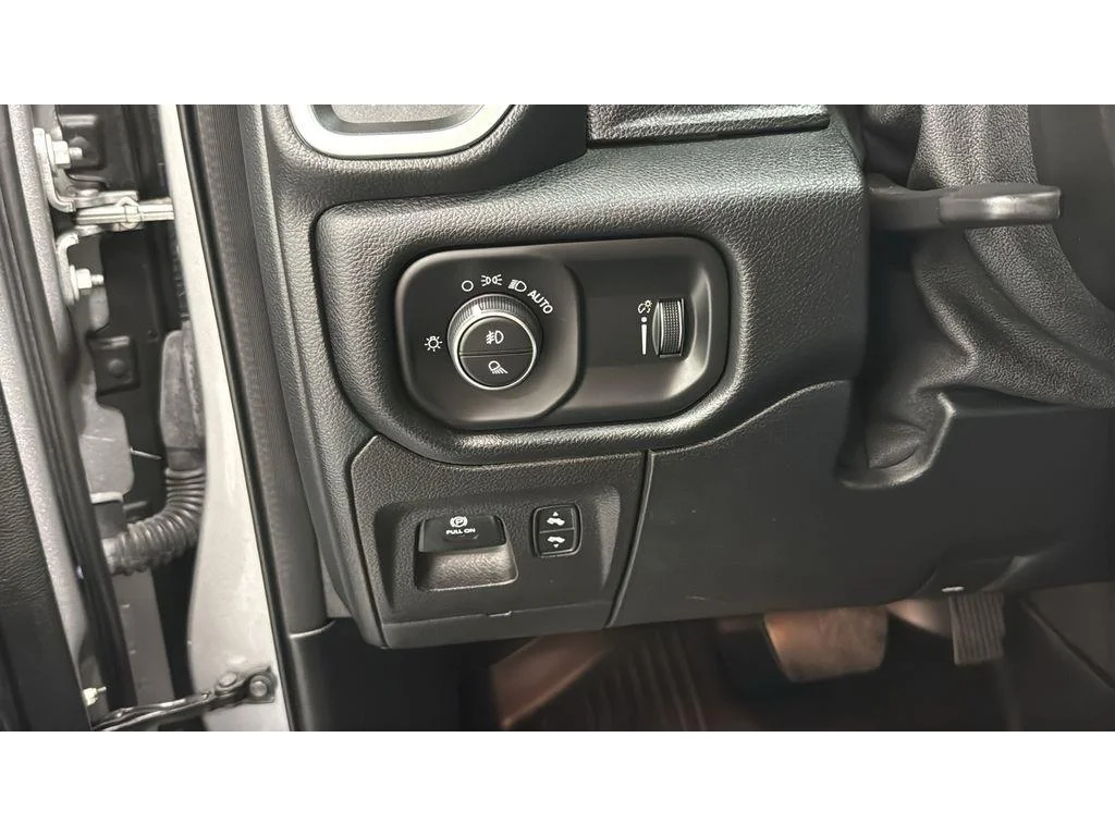 Used 2022 Billet Silver Metallic Clearcoat Ram Big Horn Crew Cab 4X4 3.6L V6 1 OWNER image 19