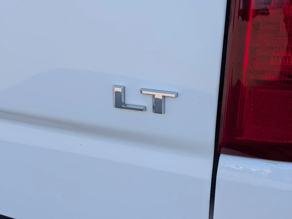 Used 2025 Summit White Chevrolet LT image 27