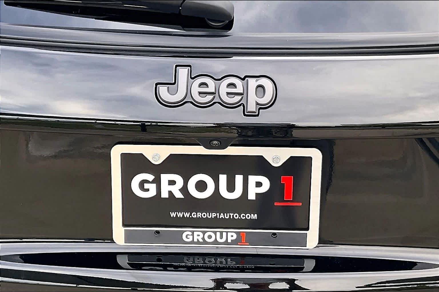 Used 2025 Diamond Black Crystal Pearlcoat Jeep Limited image 31