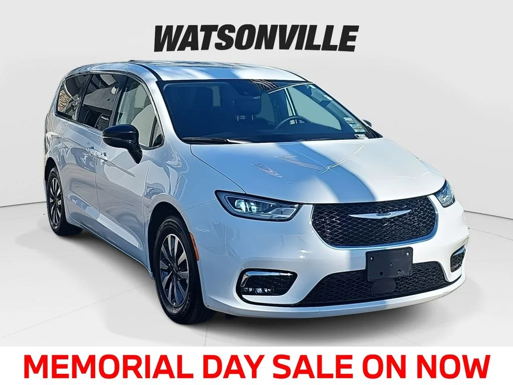 2024 Chrysler Pacifica Hybrid Select PHEV's photo
