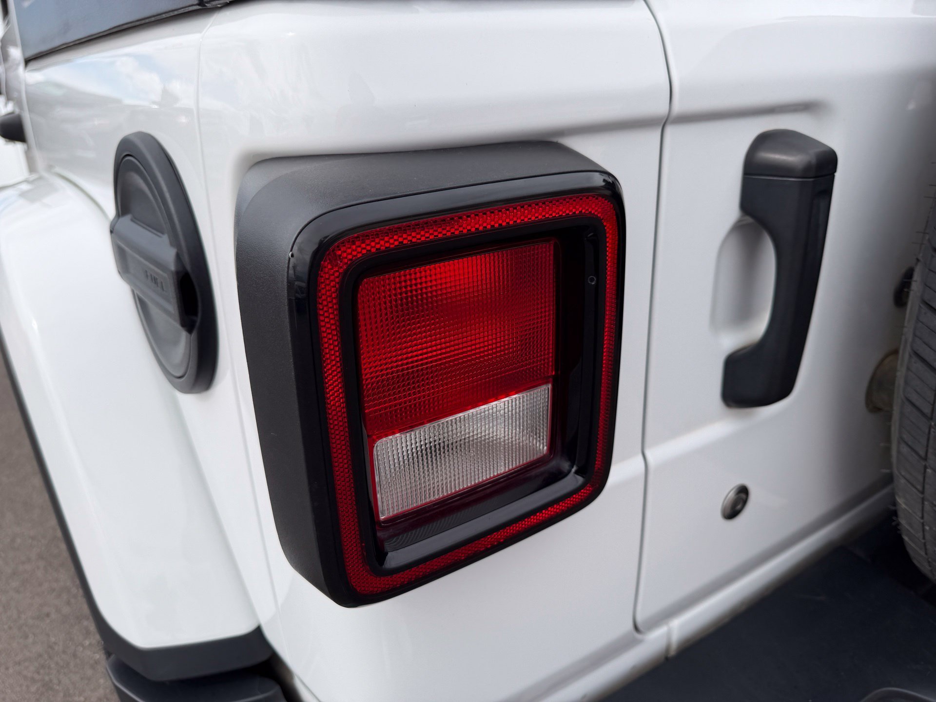 Used 2020 White Jeep Unlimited Sahara image 17