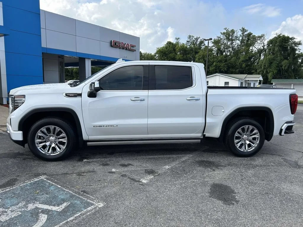 Used 2022 White Frost Tricoat GMC Denali image 8