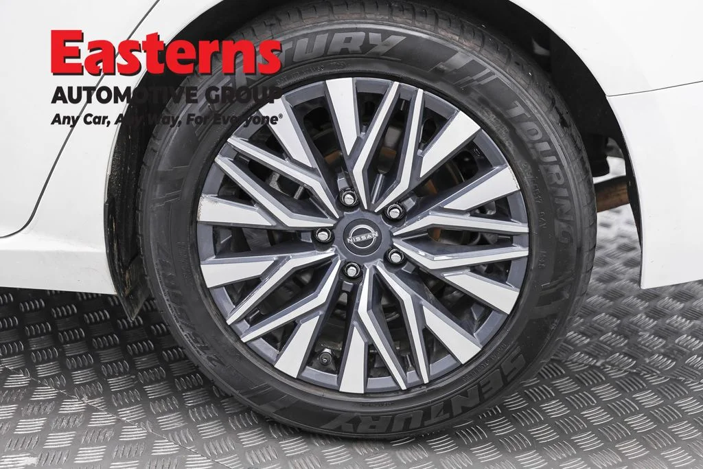 Used 2025 White Nissan 2.5 SV image 30