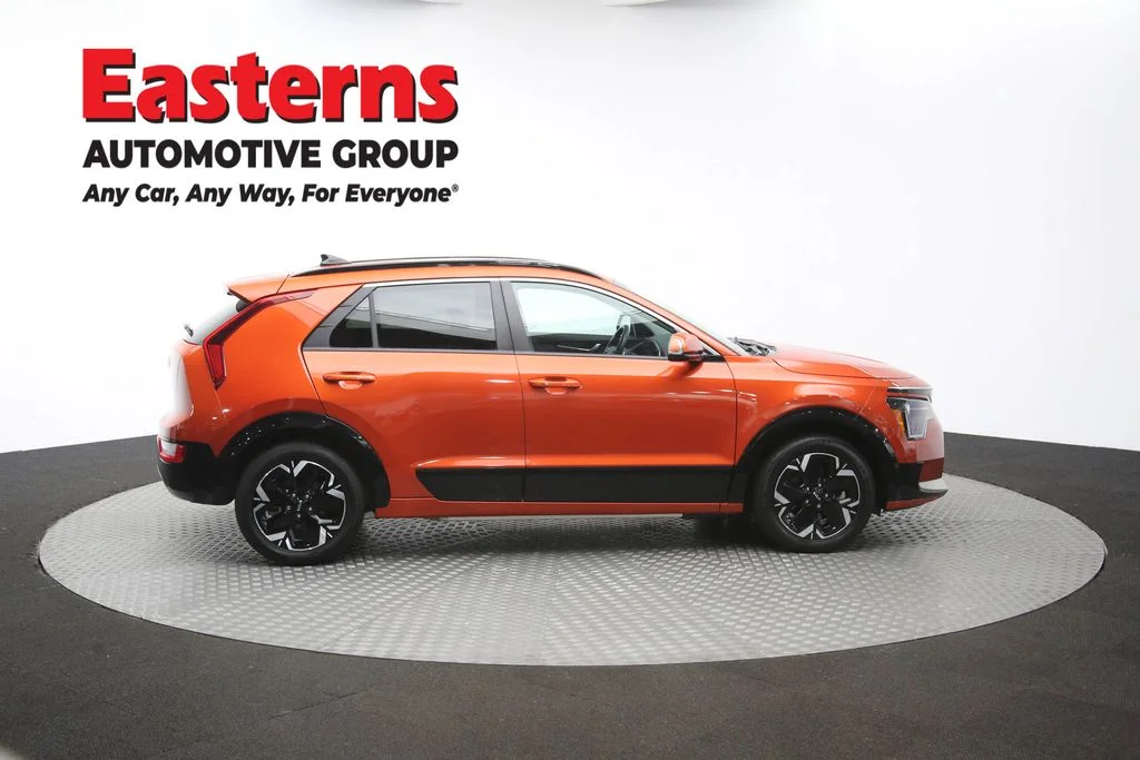 Used 2023 Red Kia Wind image 44