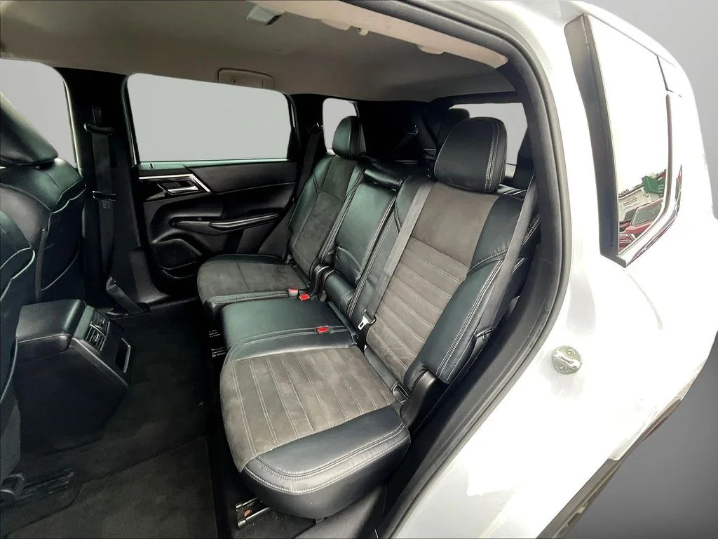 Used 2023  Mitsubishi SE image 22