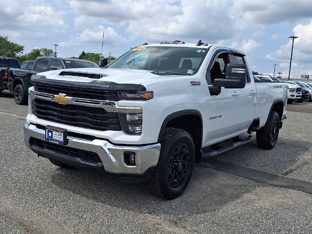 Used 2024 Summit White Chevrolet LT image 5