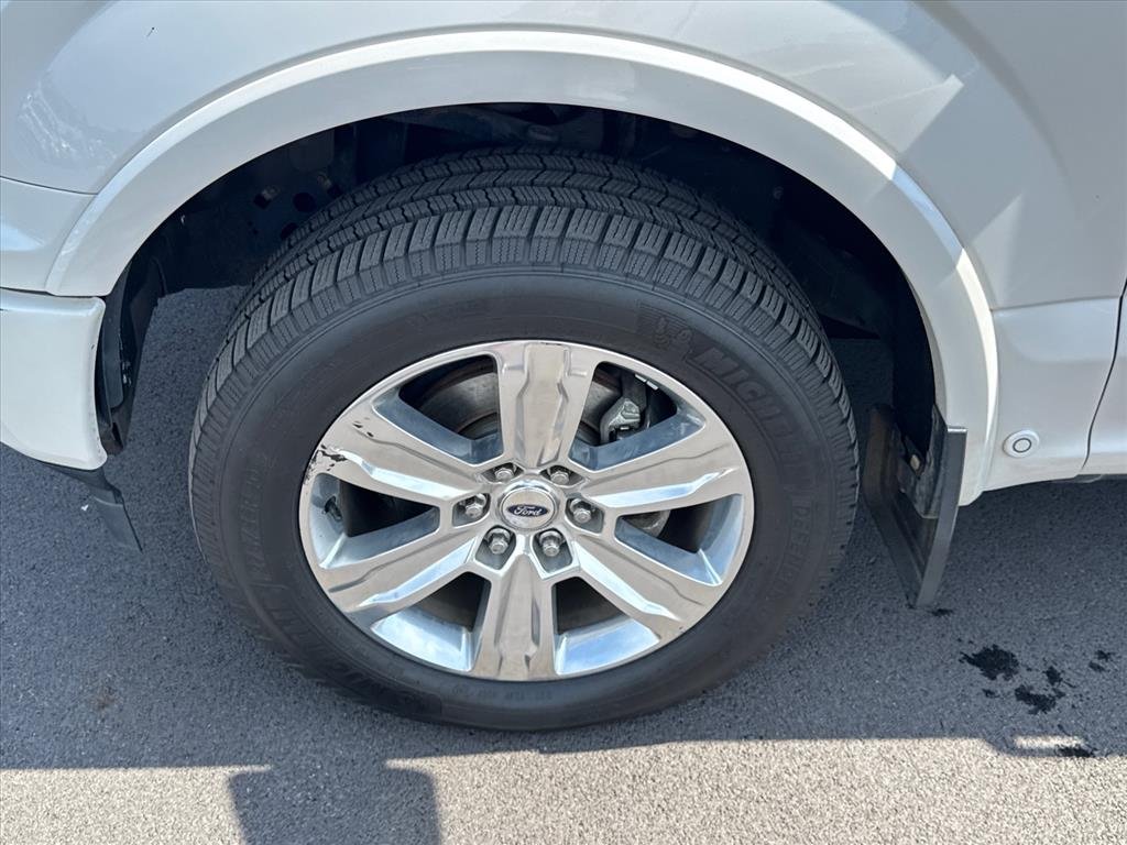 Used 2018 White Platinum Metallic Tri-Coat Ford Platinum image 27