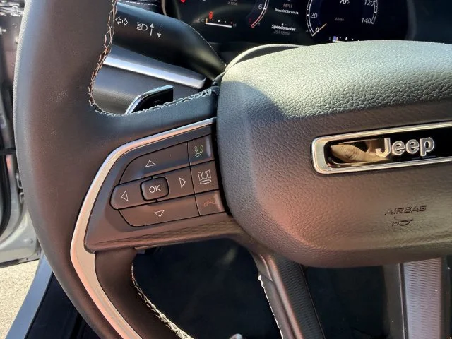 Used 2023 Silver Jeep Altitude image 30