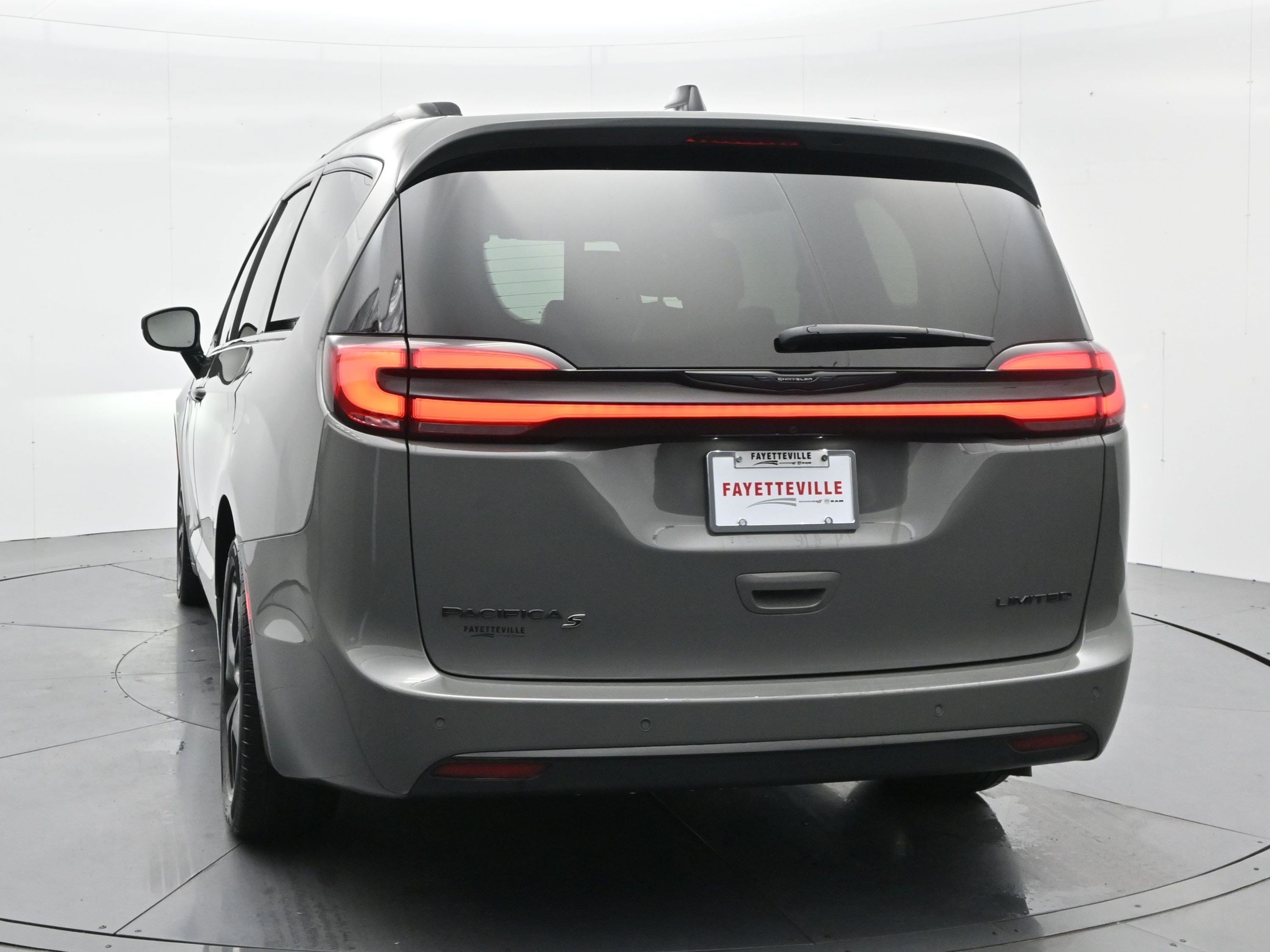 Used 2025 Ceramic Gray Clearcoat Chrysler Limited image 7