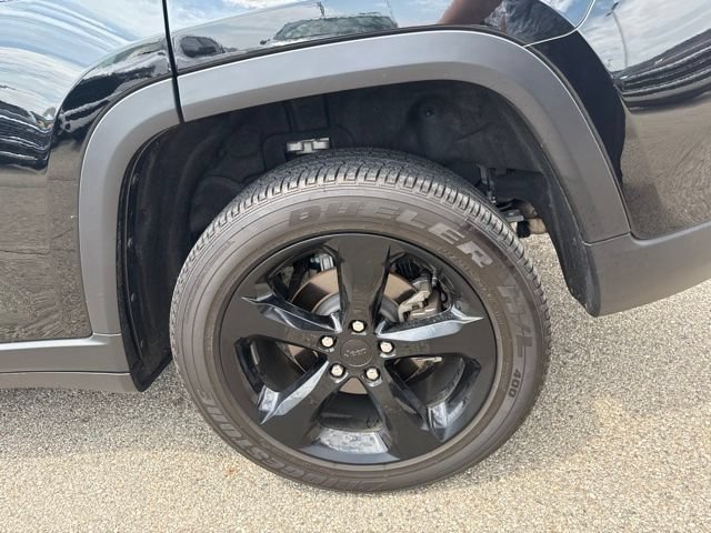 Used 2025 Diamond Black Crystal Pearlcoat Jeep Altitude X image 10