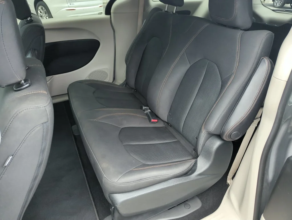 Used 2018 Silver Chrysler L image 25