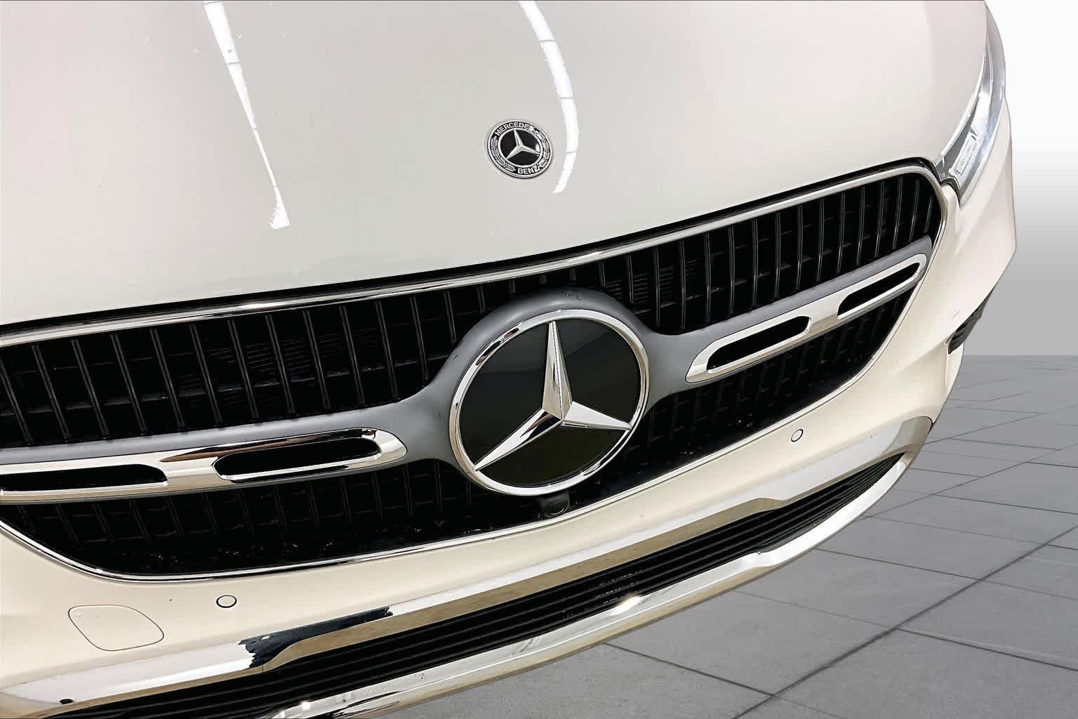 Used 2025 Polar White Mercedes-Benz GLC 300 image 29