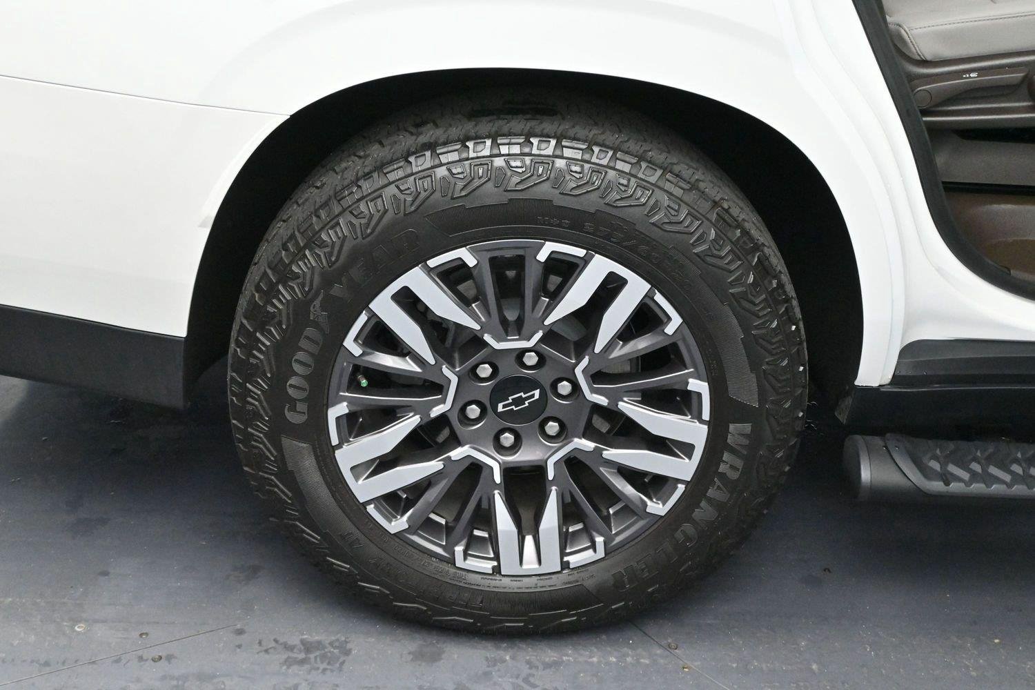 Used 2025 Iridescent Pearl Tricoat Chevrolet Z71 image 35