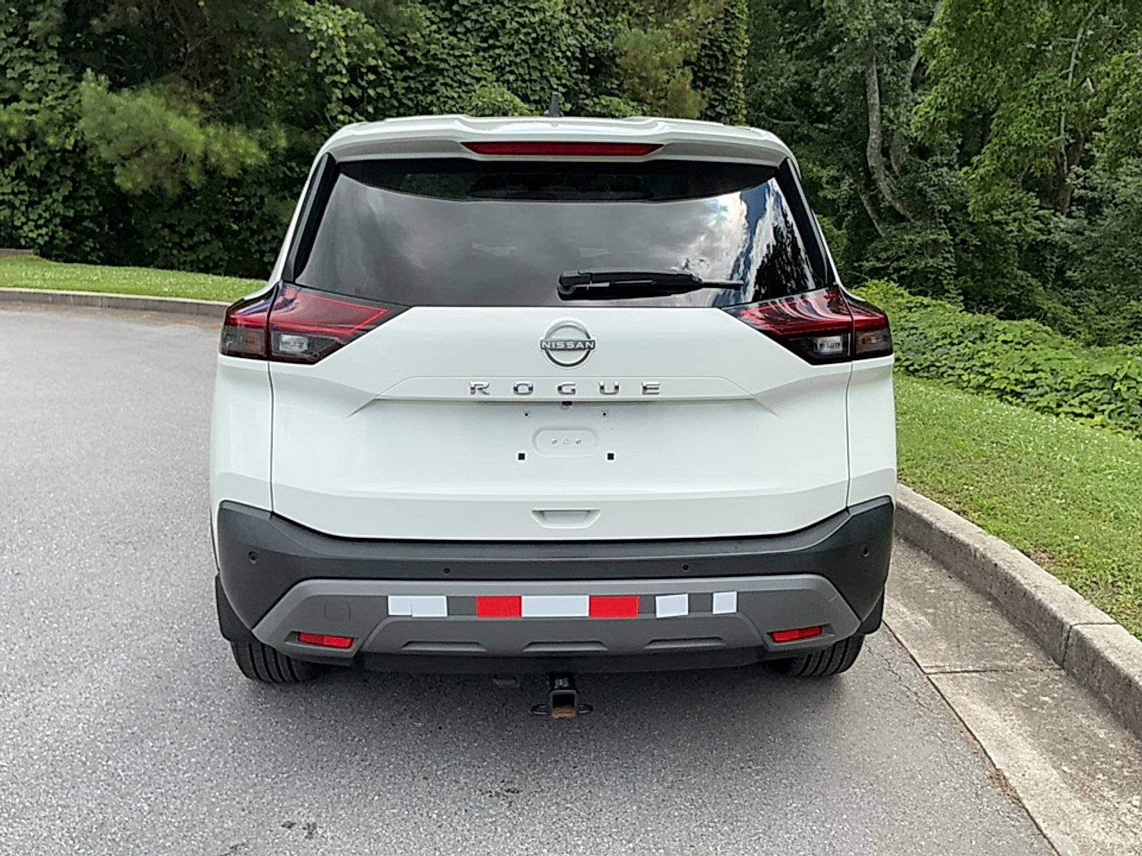 Used 2022 Glacier White Nissan S FWD image 14