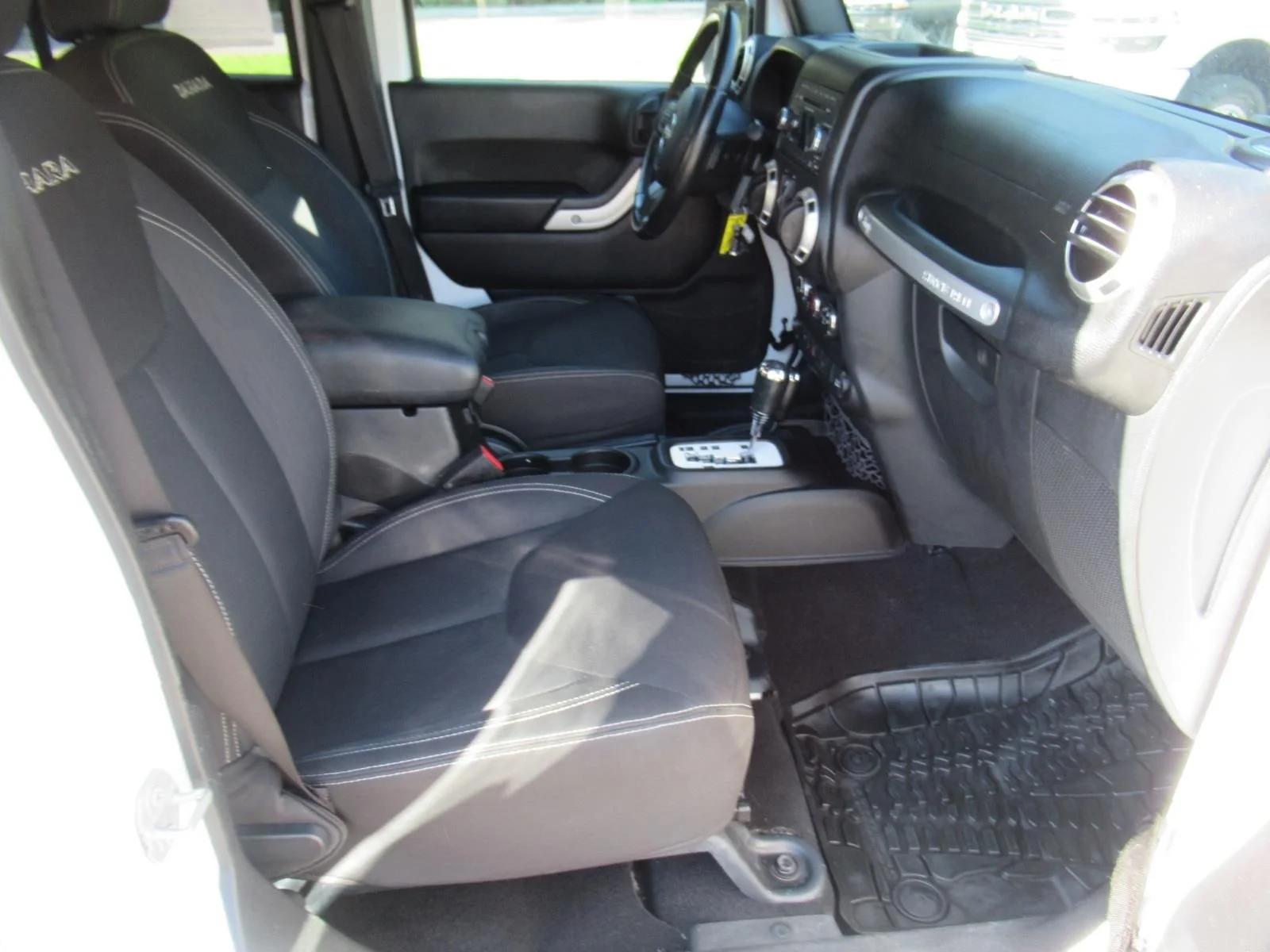 Used 2017 White Jeep Unlimited Sahara image 10